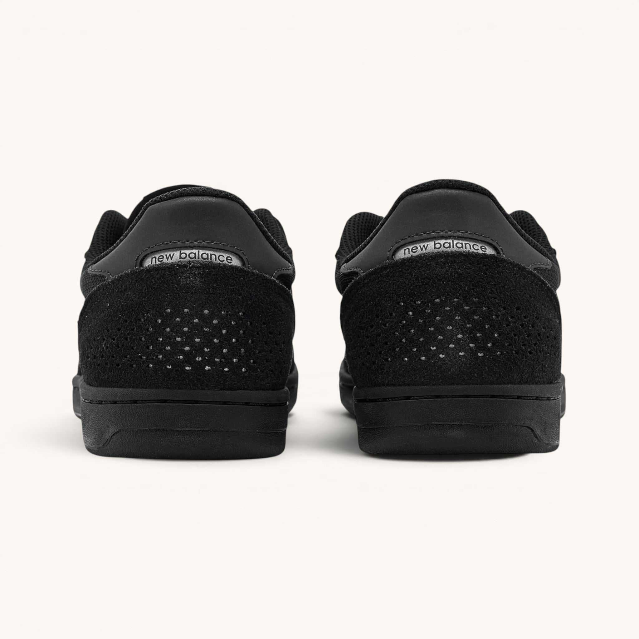 Tenis New Balance Numeric 440 negros de gamuza y malla con logo "N" blanco. FRIDAY.COM.CO