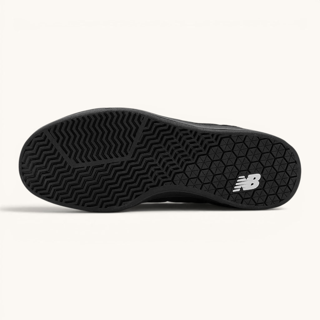 Suela de goma negra de los tenis New Balance Numeric 440, con patrón de espiga y logo NB.
