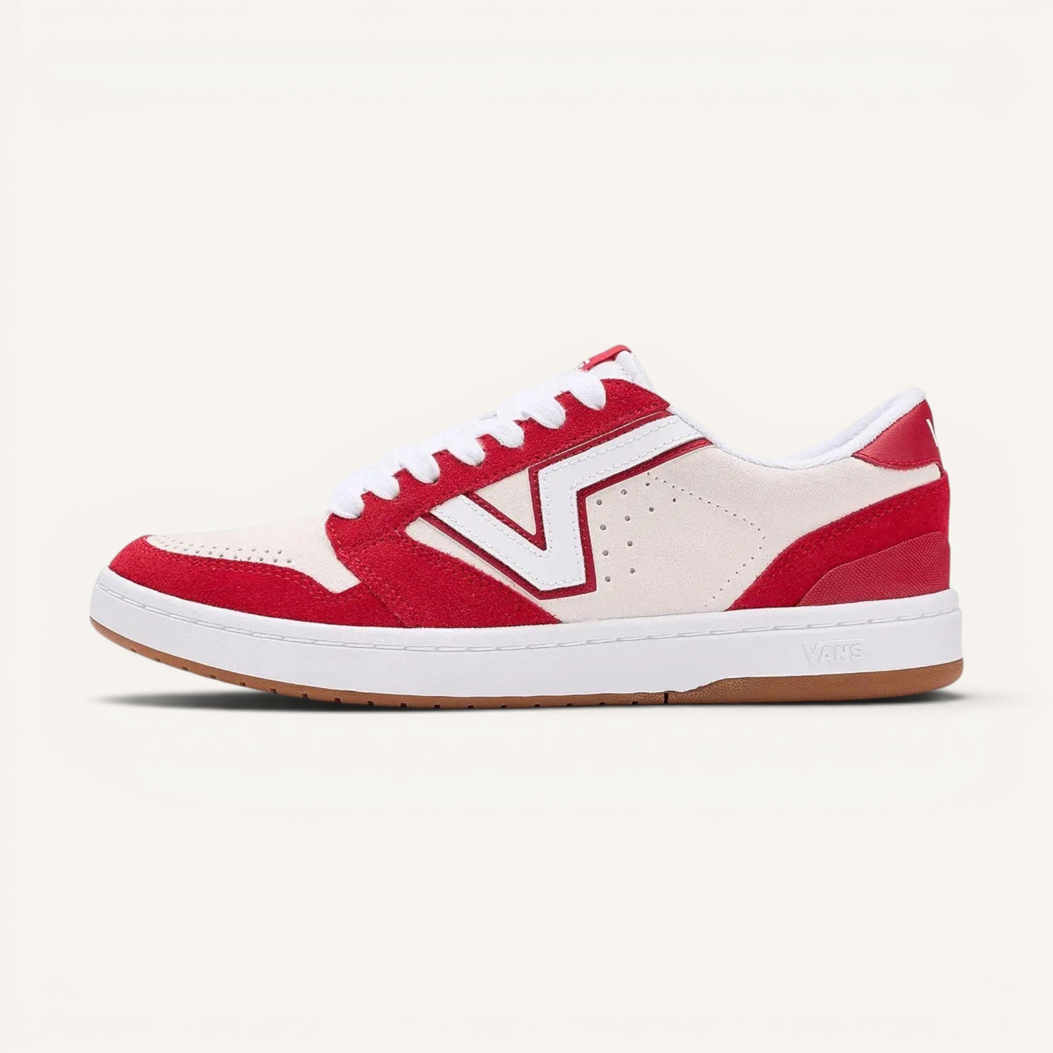 Tenis Vans Lowland 2.0 de gamuza roja y crema con detalles blancos y suela de goma marrón.