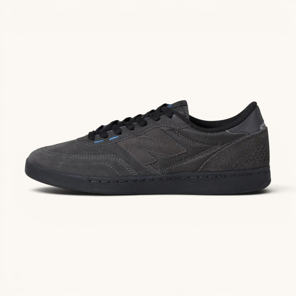 Tenis FRIDAY.COM.CO New Balance Numeric 440 grises oscuros y negros de gamuza y malla con logo N blanco y suela de goma.