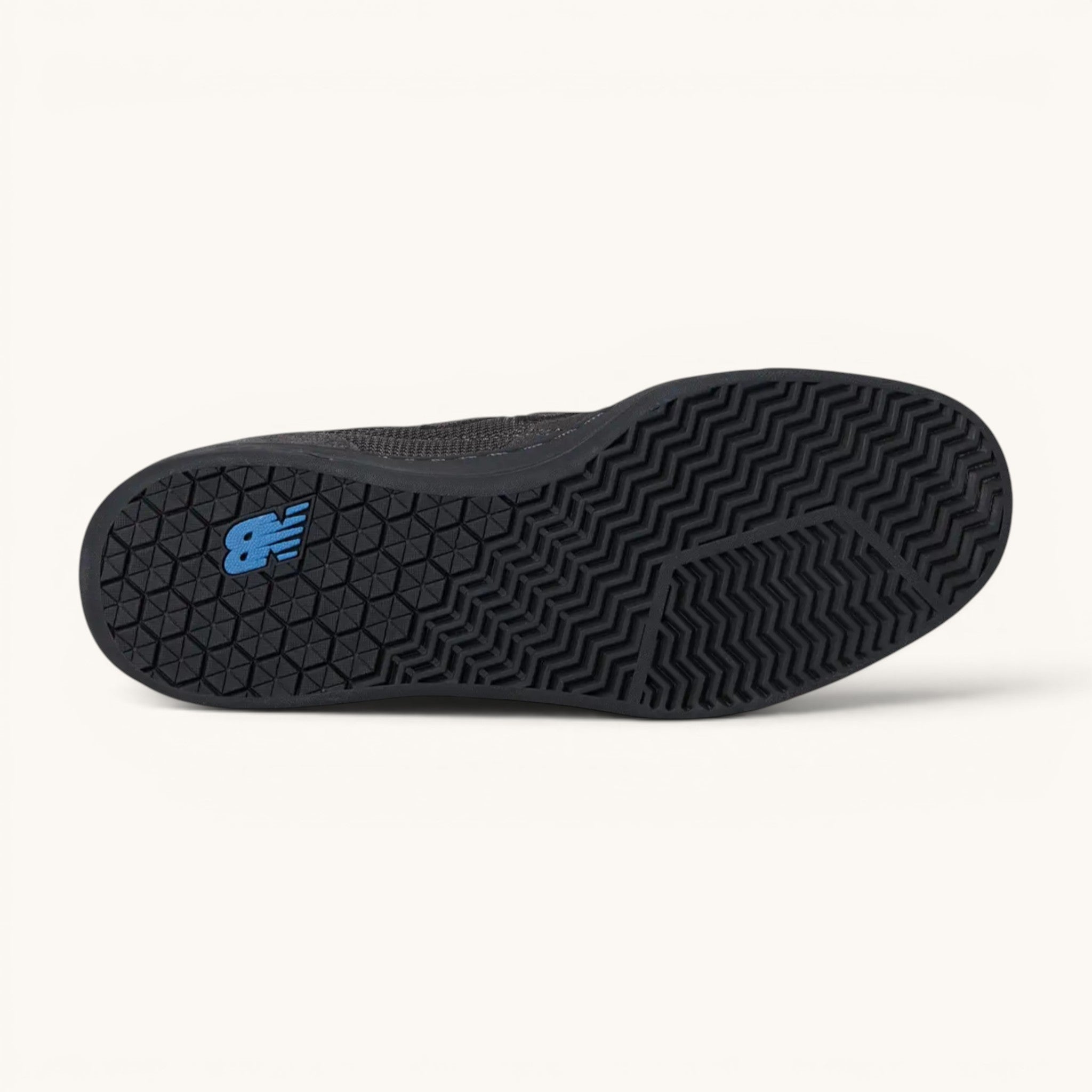 FRIDAY.COM.CO Tenis New Balance Numeric 440 negros con suela de goma y logo azul.