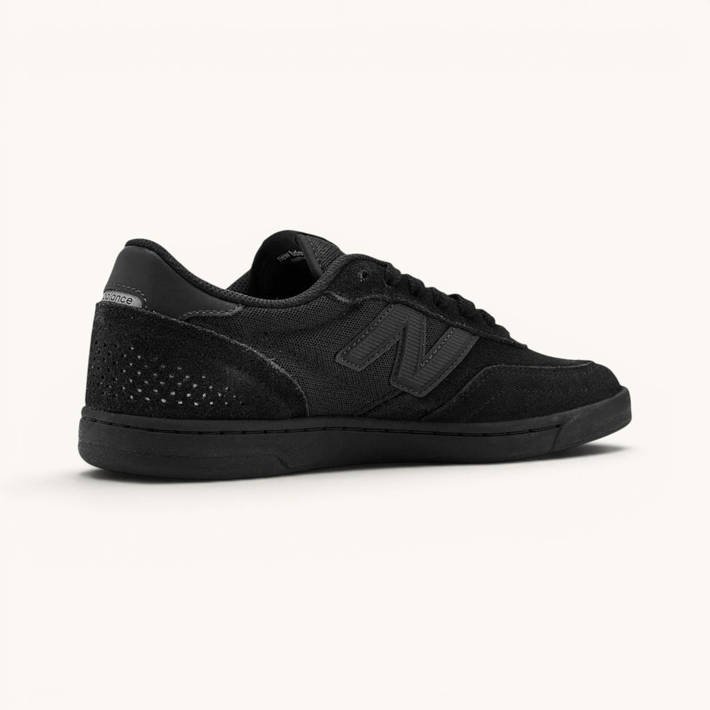 Tenis New Balance Numeric 440 negros de gamuza y malla con logo N blanco, ideales para skate.