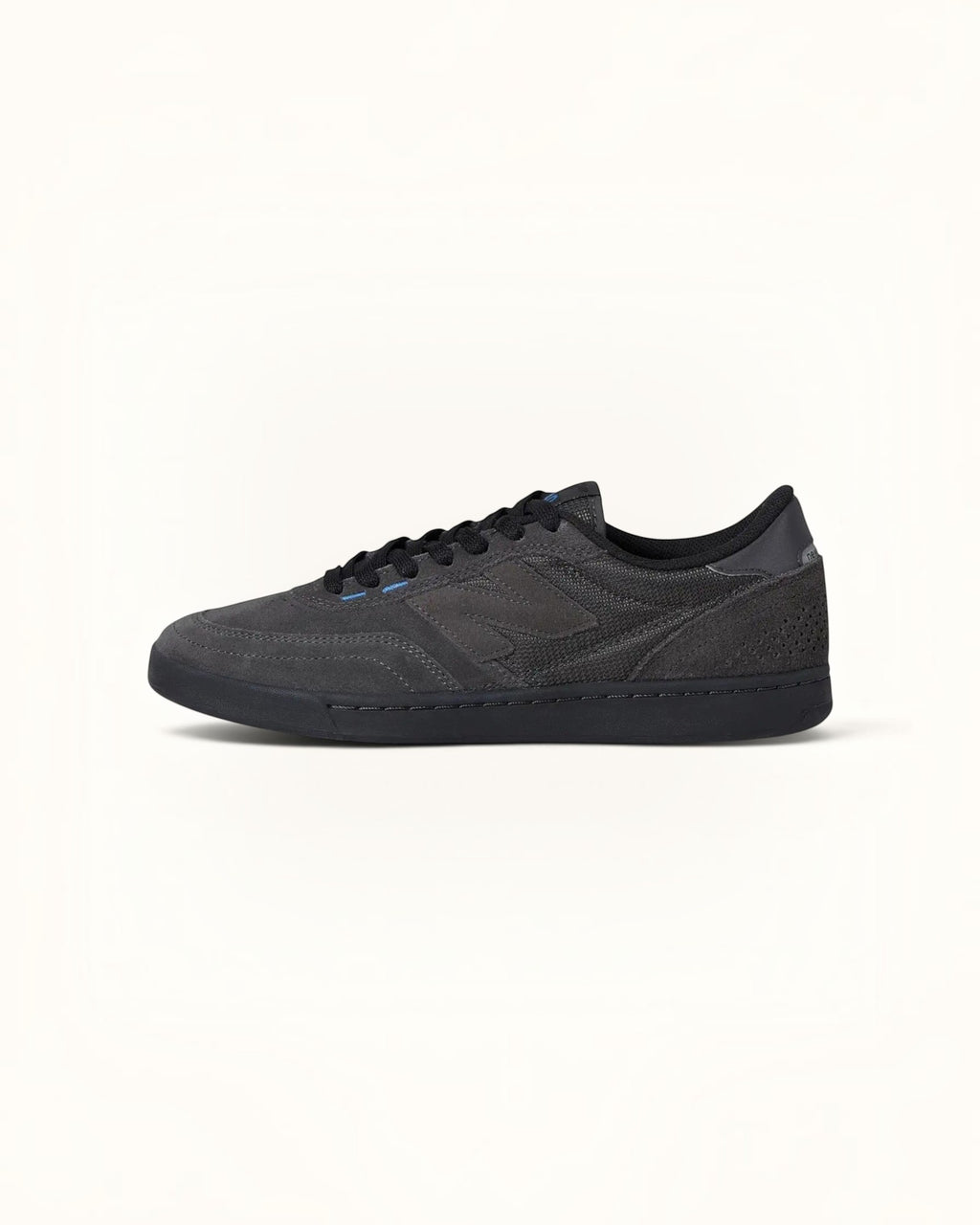 Tenis FRIDAY.COM.CO New Balance Numeric 440 grises oscuros y negros de gamuza y malla con logo N blanco y suela de goma.