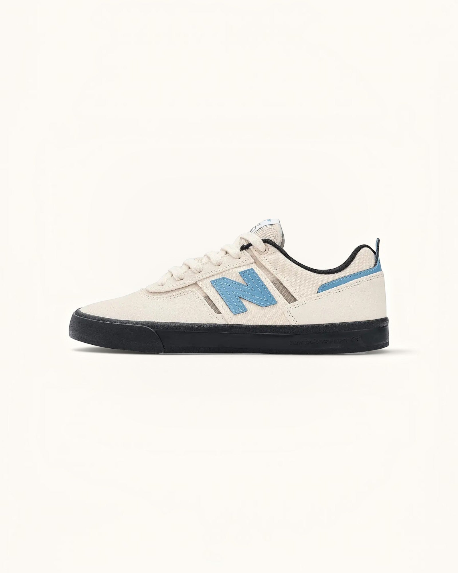 Tenis New Balance Numeric 306 Sea Salt/Black de ante y malla con logo N azul y suela negra.