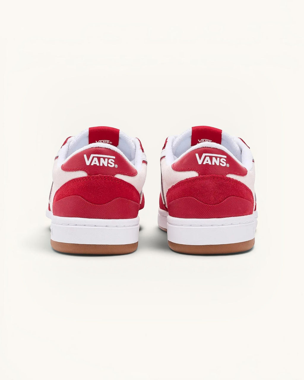 Tenis Vans Lowland 2.0 de gamuza roja y blanca con suela de goma. Logo Vans en el talón.