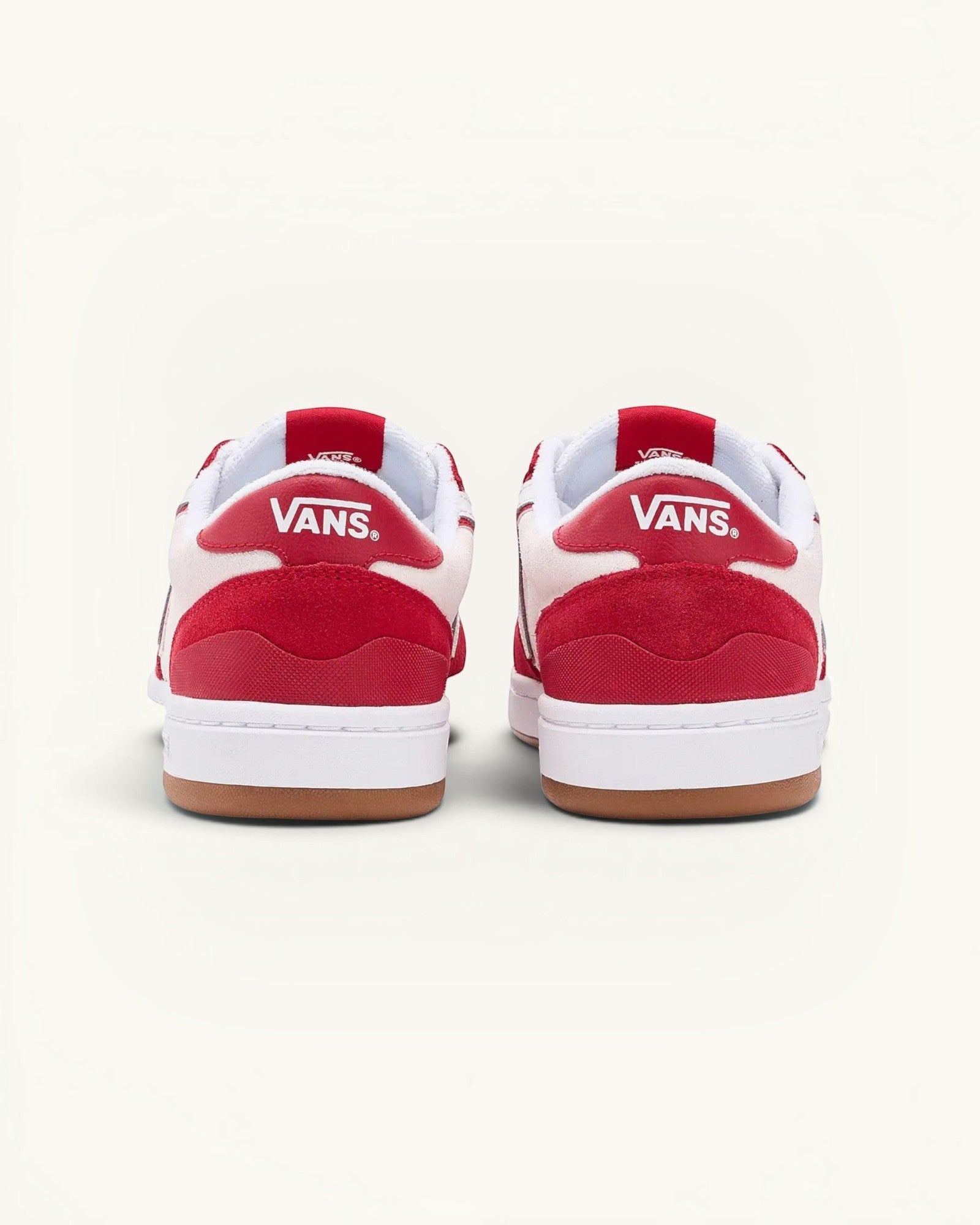 Tenis Vans Lowland 2.0 de gamuza roja y blanca con suela de goma. Logo Vans en el talón.