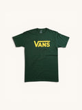 Camiseta FRIDAY.COM.CO de hombre en algodón verde con logo Vans amarillo en el pecho.