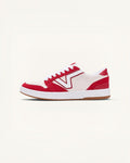 Tenis Vans Lowland 2.0 de gamuza roja y crema con detalles blancos y suela de goma marrón.