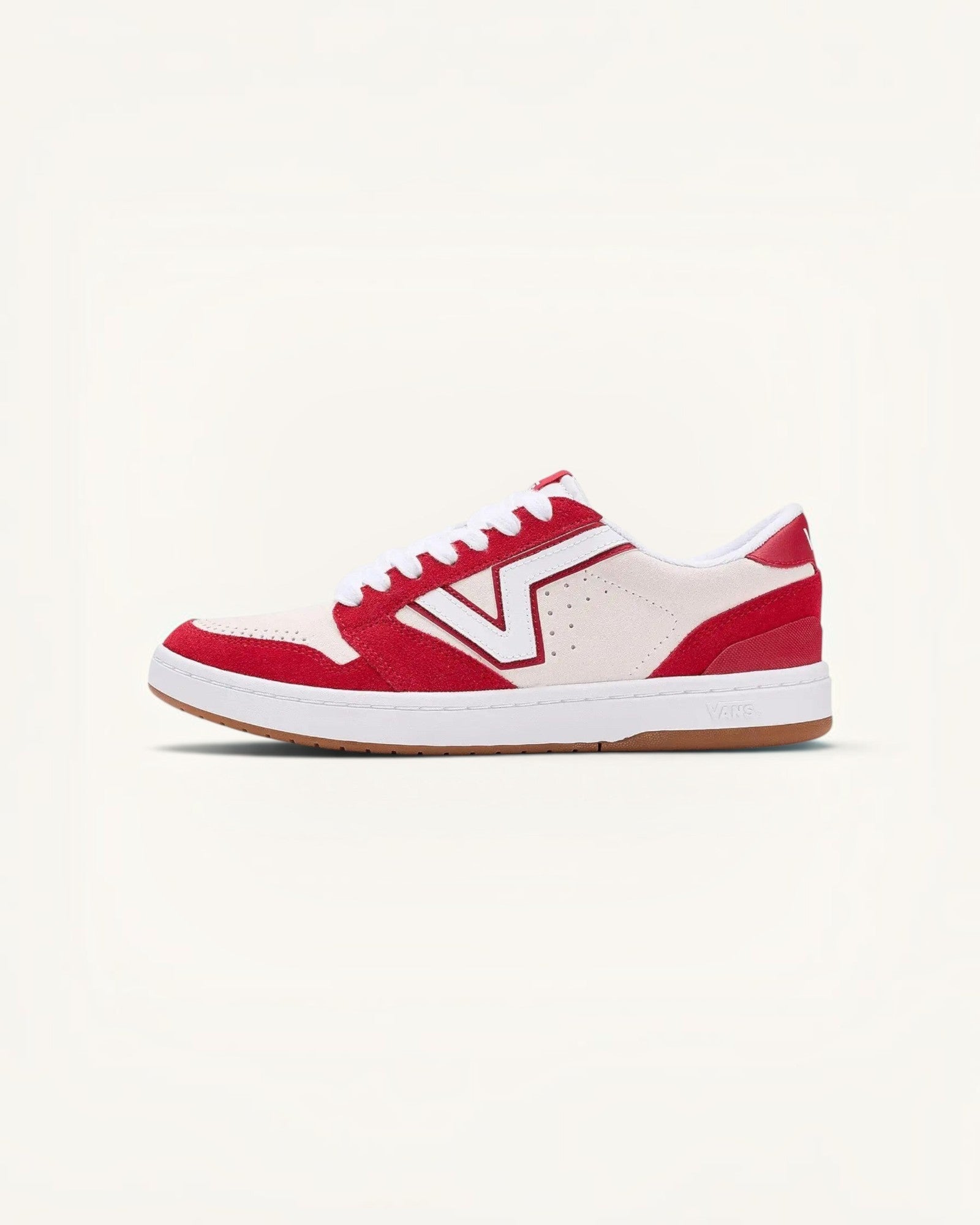 Tenis Vans Lowland 2.0 de gamuza roja y crema con detalles blancos y suela de goma marrón.