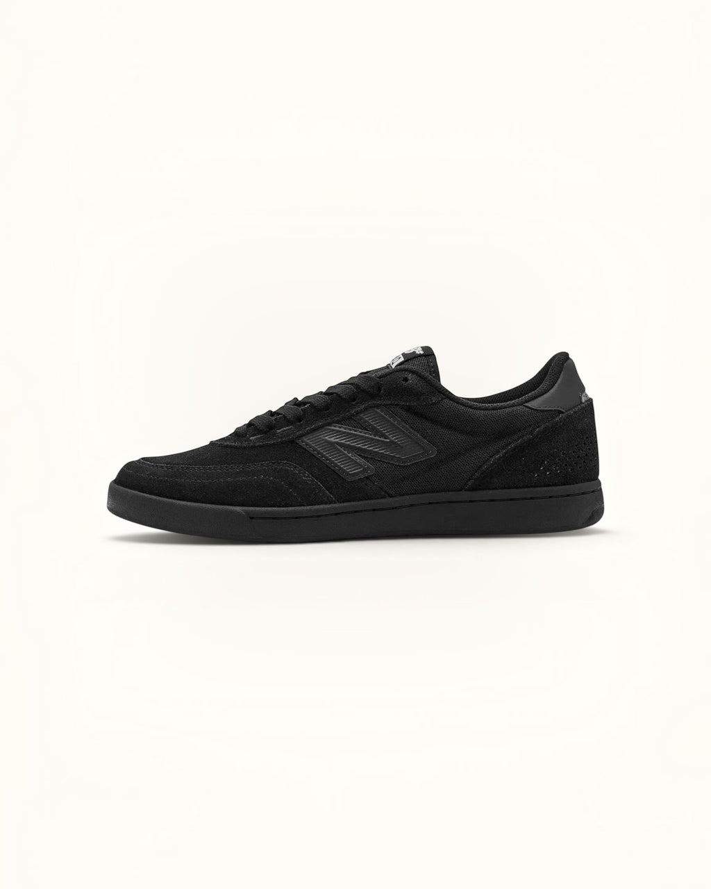 Tenis New Balance Numeric 440 negros de gamuza y malla con logo N blanco. FRIDAY.COM.CO