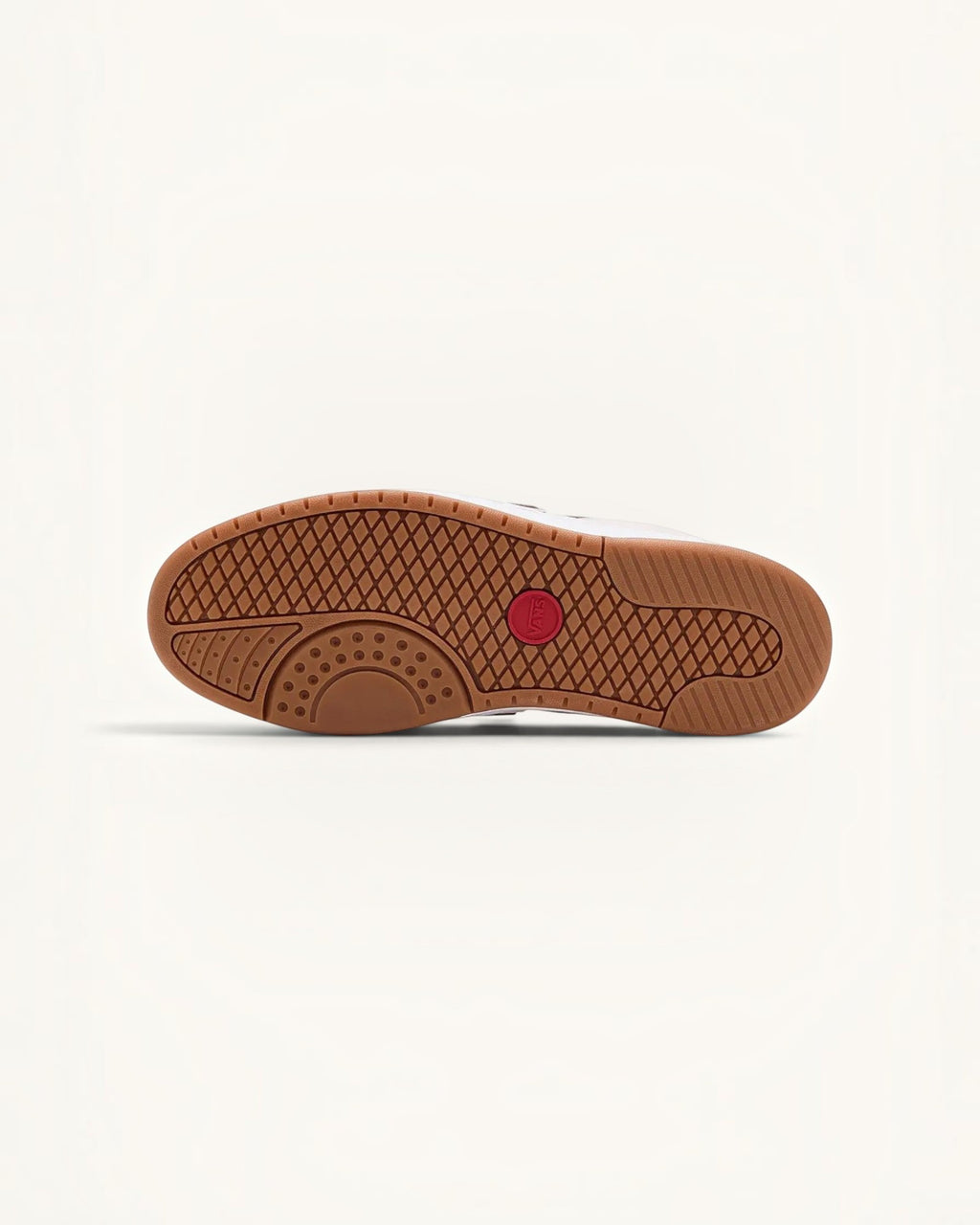 Suela de goma marrón con patrón de diamante y logo rojo de Vans en tenis FRIDAY.COM.CO.