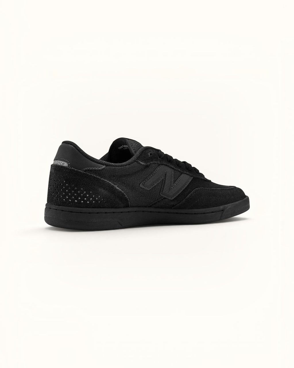 Tenis New Balance Numeric 440 negros de gamuza y malla con logo N blanco, ideales para skate.