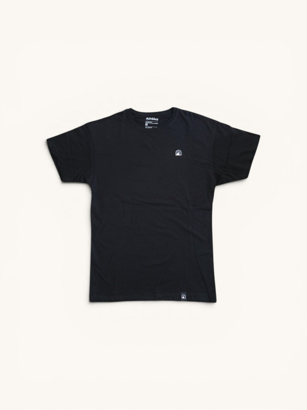 Camiseta negra FRIDAY.COM.CO de algodón para hombre con logo pequeño en el pecho y dobladillo.