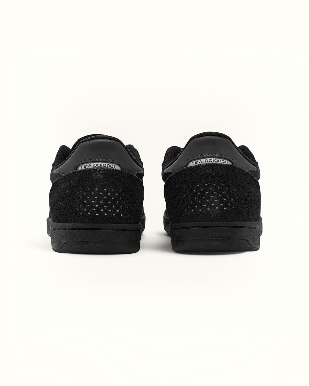 Tenis New Balance Numeric 440 negros de gamuza y malla con logo "N" blanco. FRIDAY.COM.CO