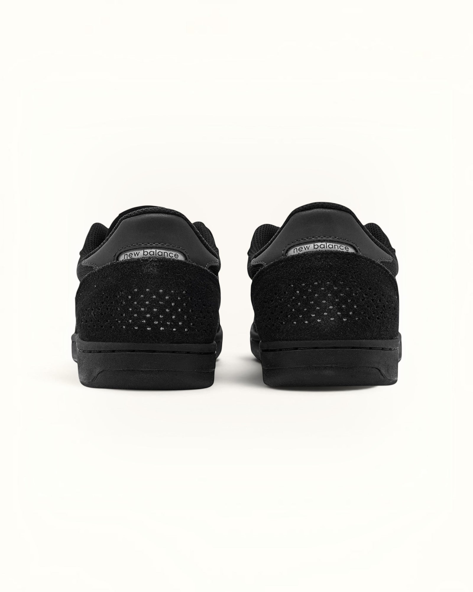 Tenis New Balance Numeric 440 negros de gamuza y malla con logo "N" blanco. FRIDAY.COM.CO