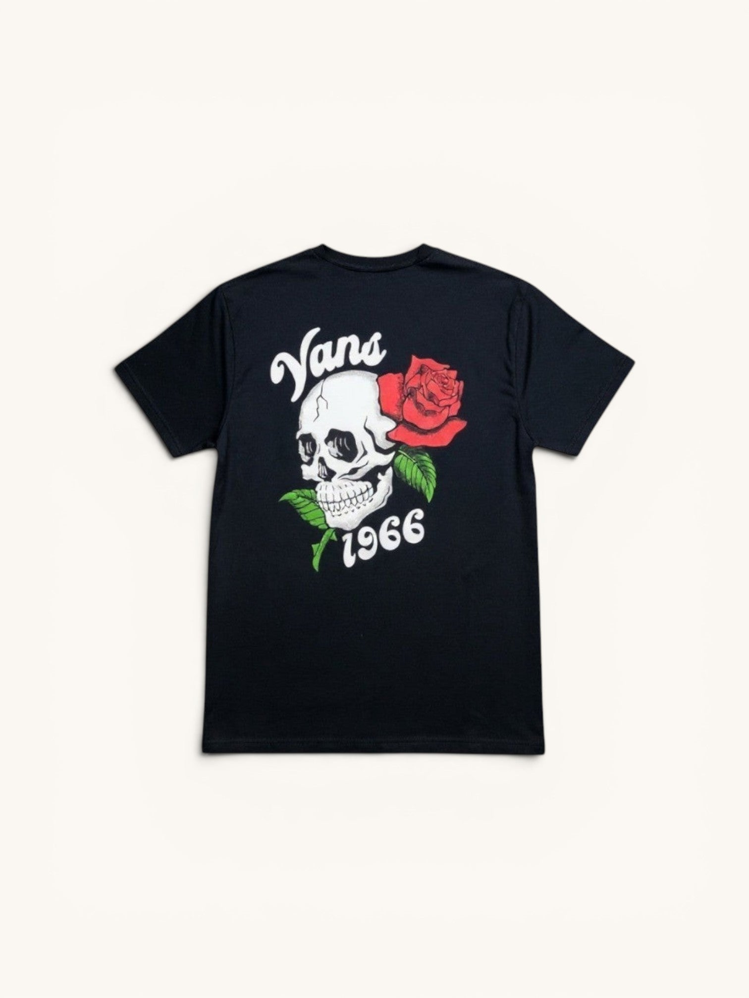 Camiseta negra de algodón Vans Rambler Rose para hombre con estampado de calavera y rosa roja. FRIDAY.COM.CO