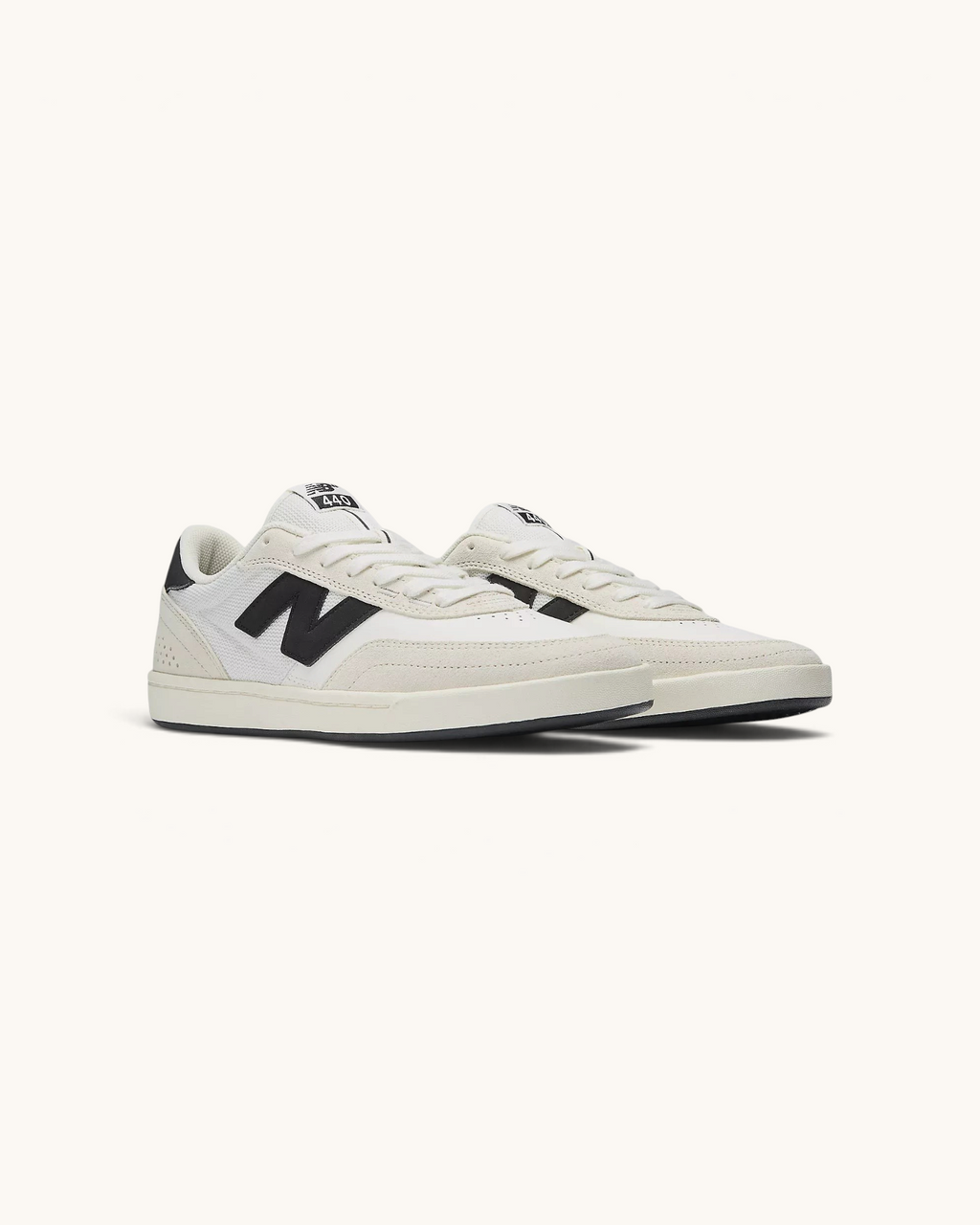 Tenis de skate FRIDAY.COM.CO New Balance Numeric 440v2 en color sea salt con detalles en negro y suela resistente