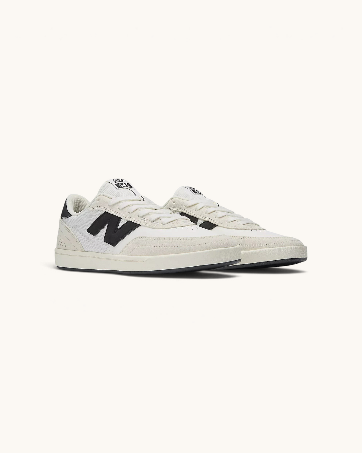 Tenis de skate FRIDAY.COM.CO New Balance Numeric 440v2 en color sea salt con detalles en negro y suela resistente