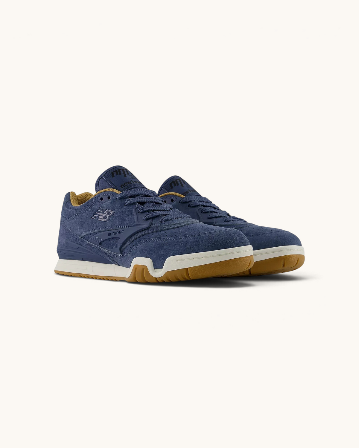 Tenis de skate FRIDAY.COM.CO New Balance Numeric 770 en ante azul índigo con suela de goma y detalles en color ocre.