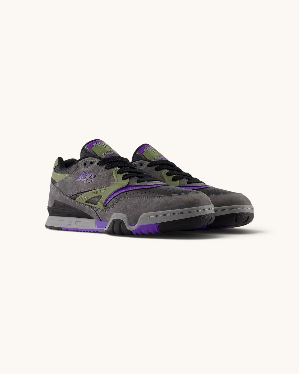 Tenis de skate FRIDAY.COM.CO New Balance Numeric 770 en gris con detalles en negro y morado, diseño retro de ante.