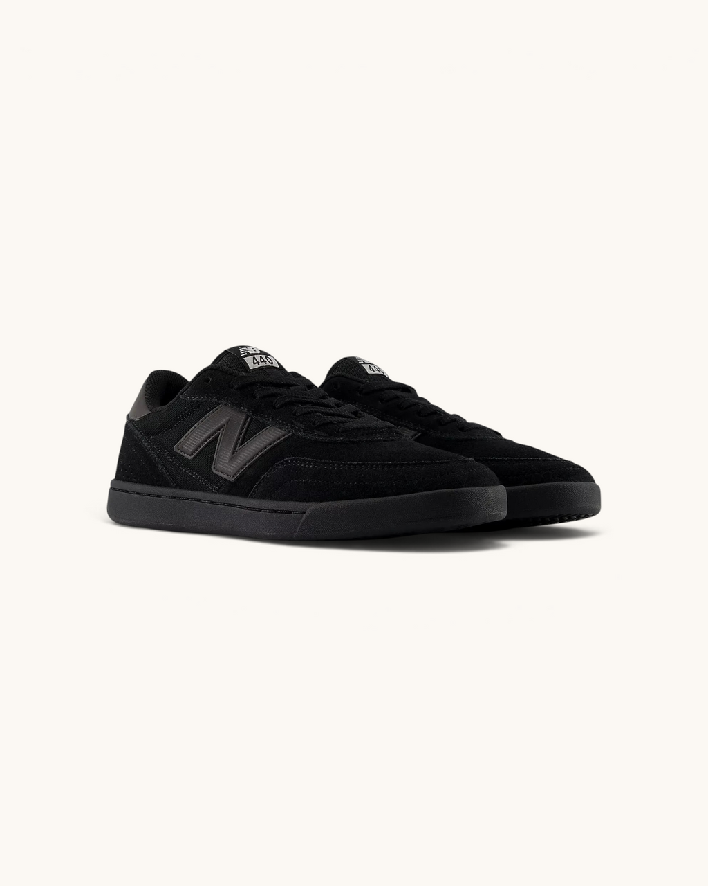 Tenis de skate FRIDAY.COM.CO New Balance Numeric 440v2 en color negro, fabricados en ante, malla y lona resistente.