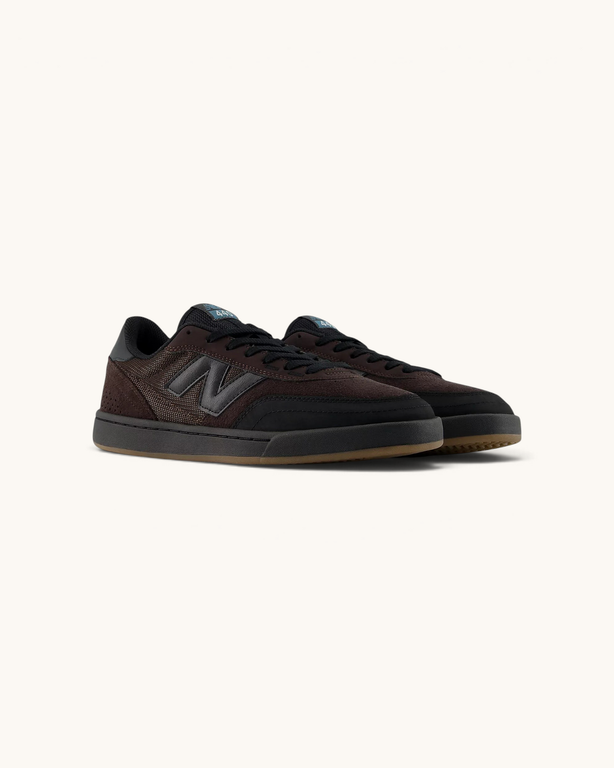 Tenis de skate FRIDAY.COM.CO New Balance Numeric 440v2 en ante y malla color marrón con detalles en negro