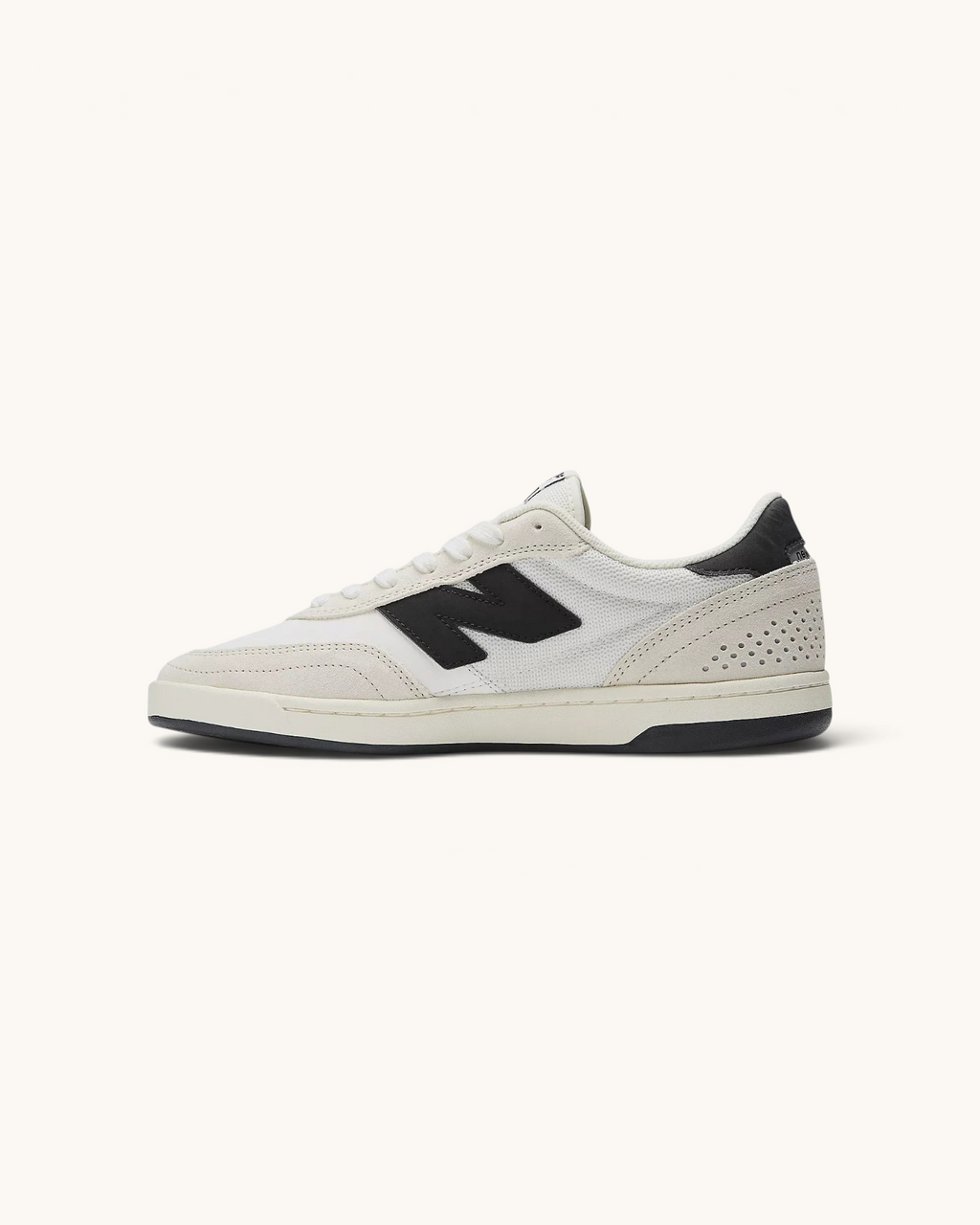Tenis de skate FRIDAY.COM.CO New Balance Numeric 440v2 en color sea salt con detalles en negro, ante y malla.