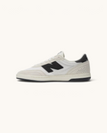 Tenis de skate FRIDAY.COM.CO New Balance Numeric 440v2 en color sea salt con detalles en negro, ante y malla.
