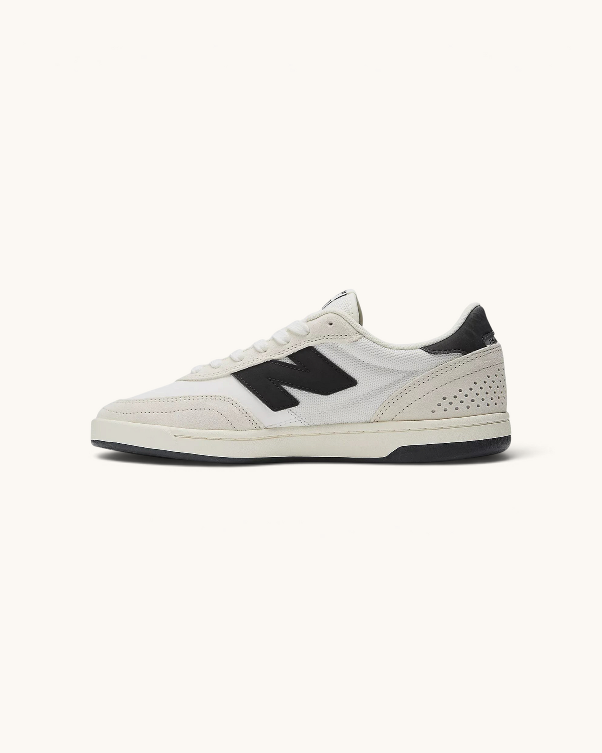 Tenis de skate FRIDAY.COM.CO New Balance Numeric 440v2 en color sea salt con detalles en negro, ante y malla.