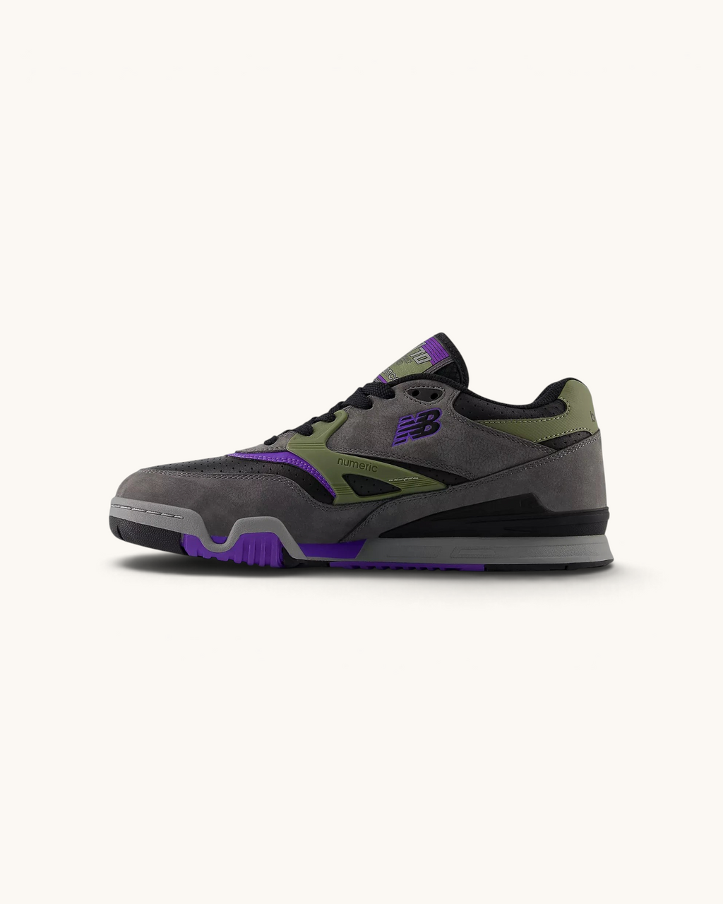 Tenis de skate FRIDAY.COM.CO New Balance Numeric 770 en gris con detalles en negro y morado, vista lateral.