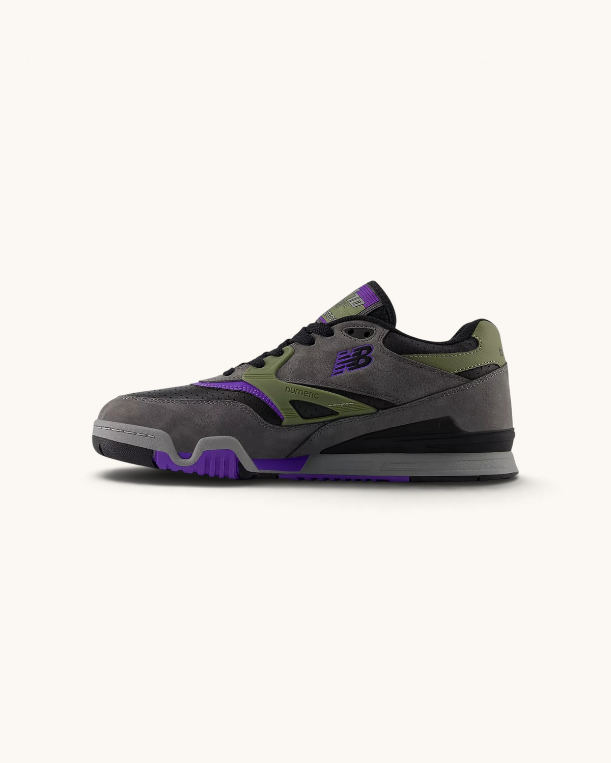 Tenis de skate FRIDAY.COM.CO New Balance Numeric 770 en gris con detalles en negro y morado, vista lateral.