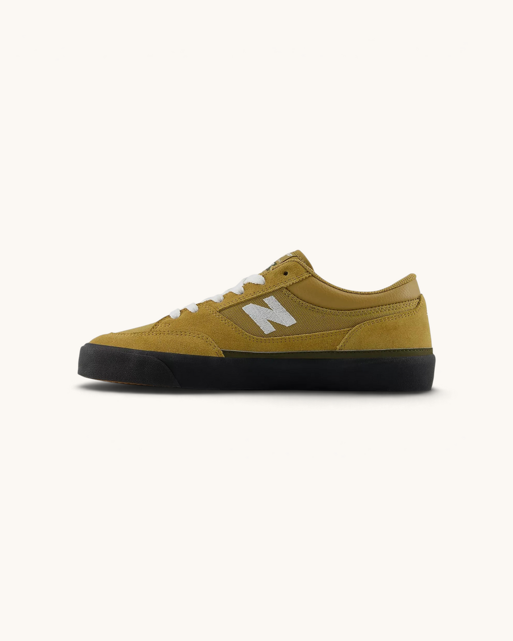 Zapatillas de skate FRIDAY.COM.CO New Balance Numeric 417 Low en color stucco con suela negra y cordones blancos
