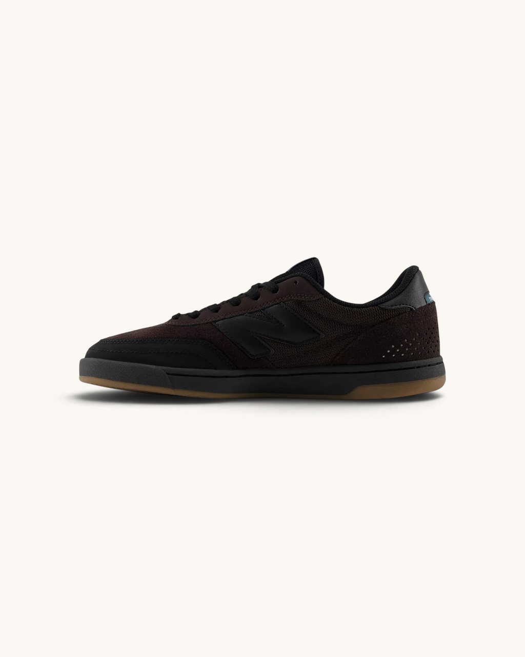 Tenis de skate FRIDAY.COM.CO New Balance Numeric 440v2 en color marrón y negro con suela de goma resistente