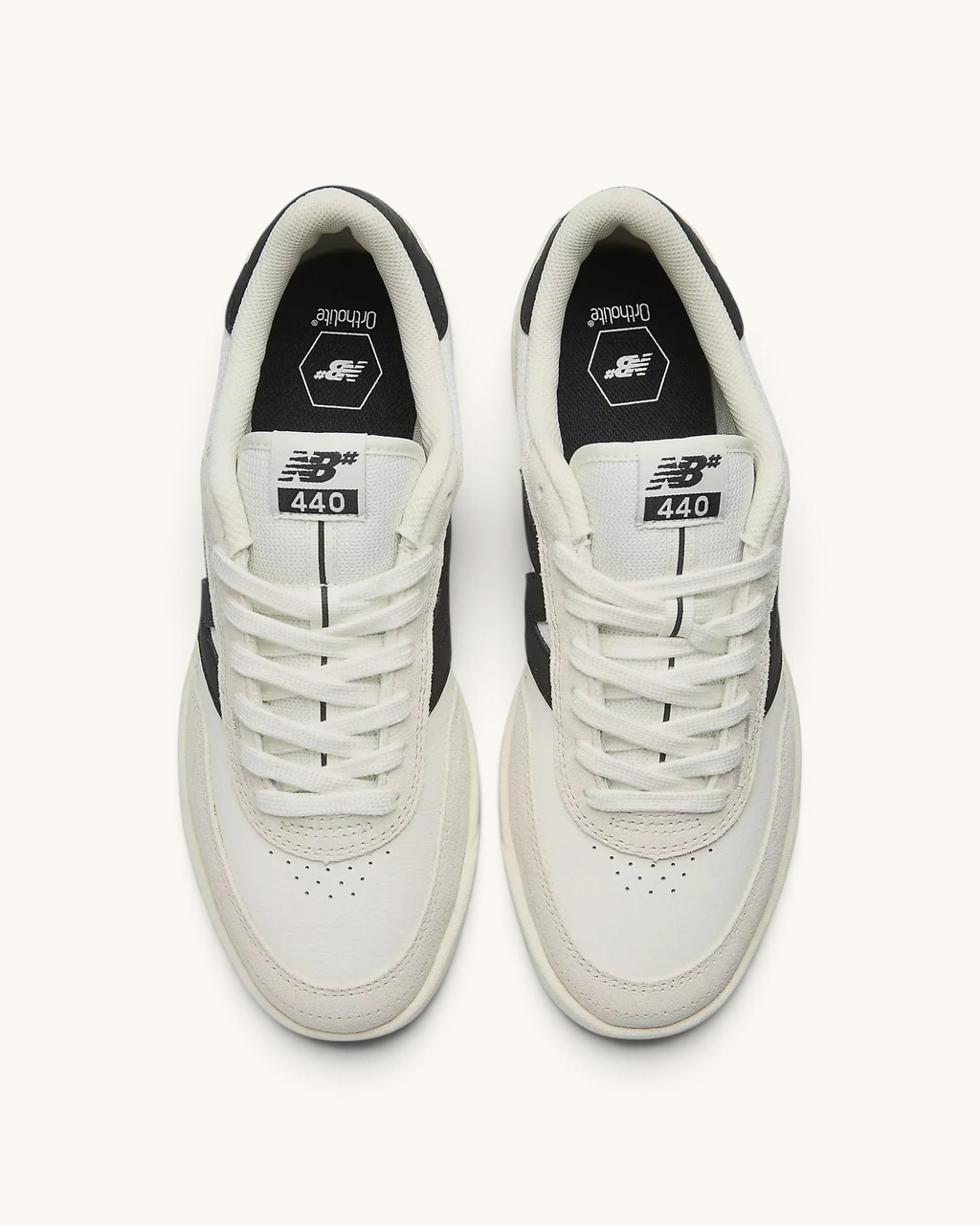 Tenis de skate FRIDAY.COM.CO New Balance Numeric 440v2 en color sea salt con detalles en negro, vista superior