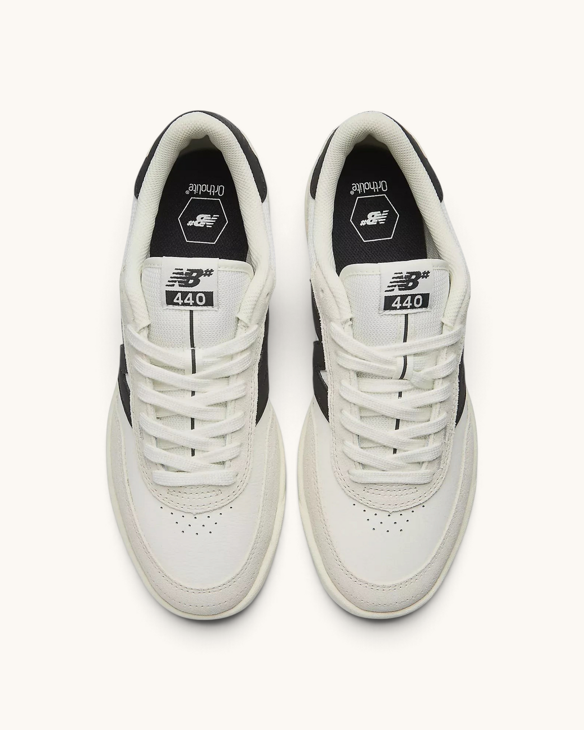 Tenis de skate FRIDAY.COM.CO New Balance Numeric 440v2 en color sea salt con detalles en negro, vista superior