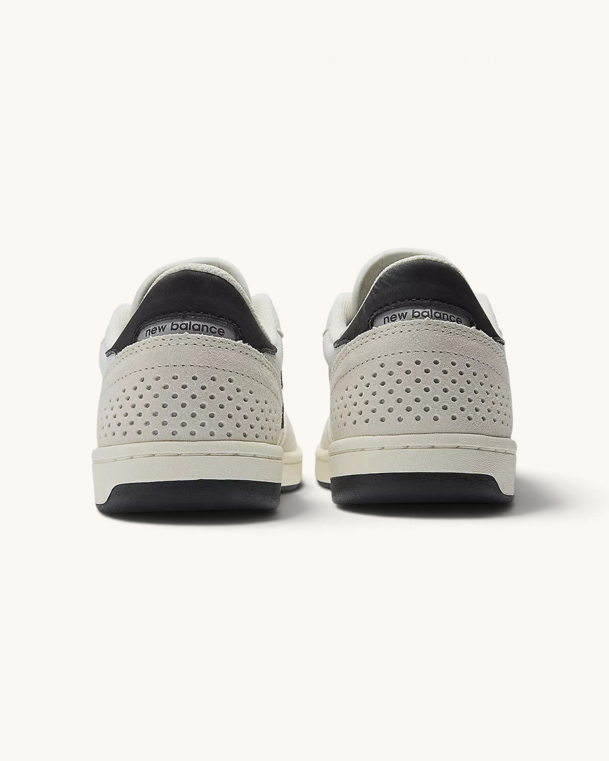 Vista trasera de los tenis de skate FRIDAY.COM.CO New Balance Numeric 440v2 en color sea salt con detalles perforados