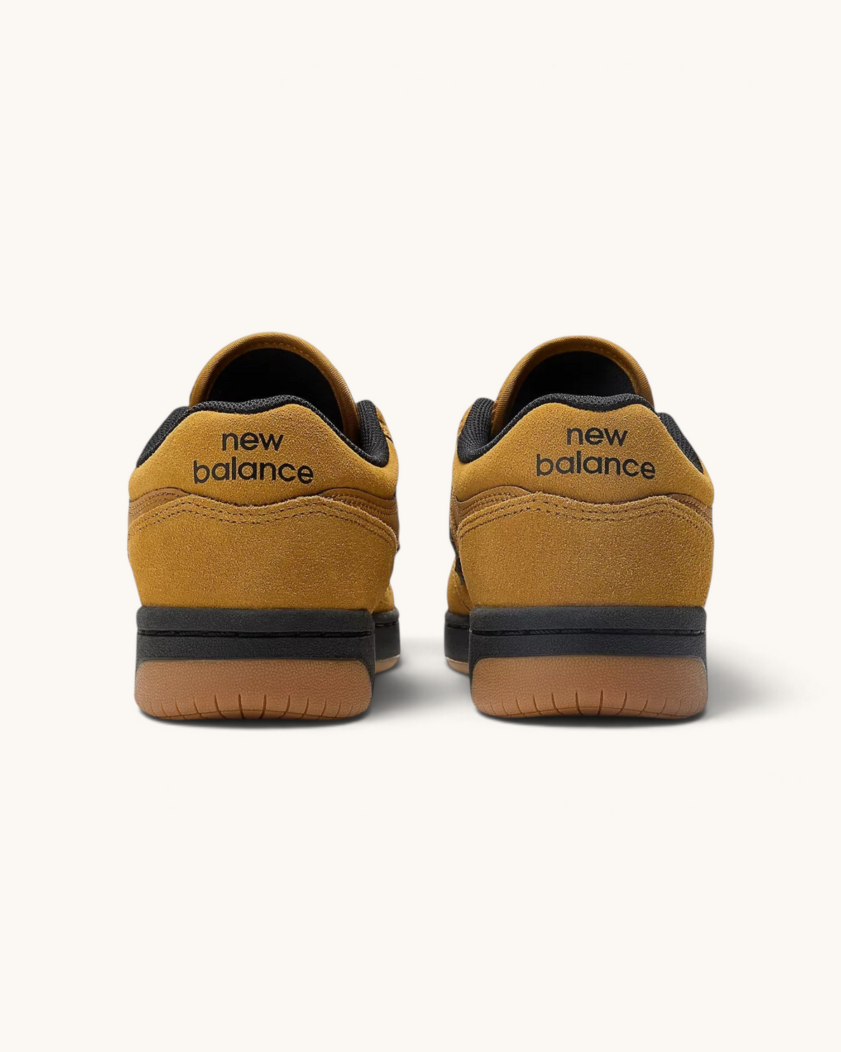 Vista trasera de tenis FRIDAY.COM.CO New Balance Numeric 480 en gamuza color mostaza con suela negra y detalle de logo