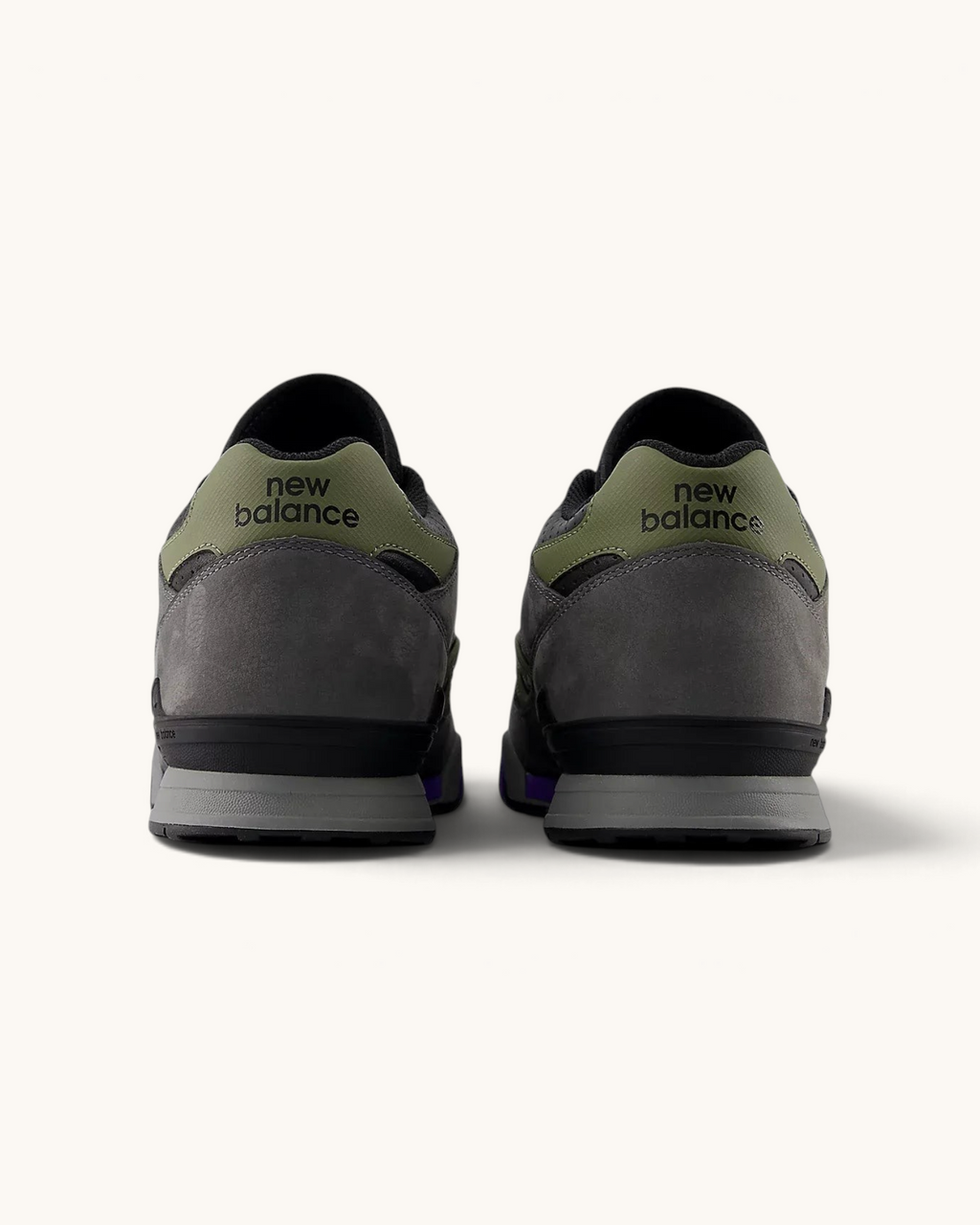 Vista trasera de tenis FRIDAY.COM.CO New Balance Numeric 770 en gris, verde oliva y detalles en morado.