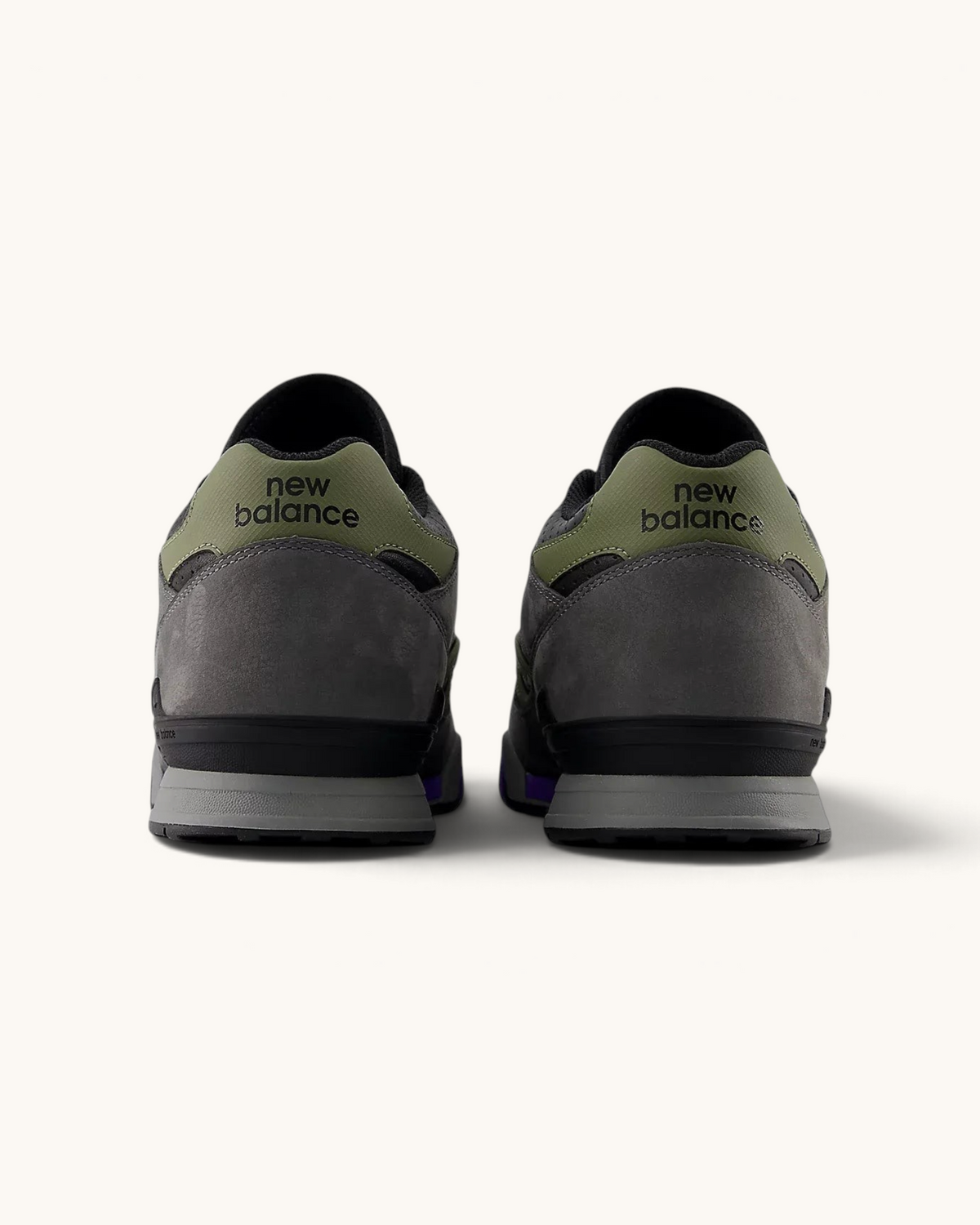 Vista trasera de tenis FRIDAY.COM.CO New Balance Numeric 770 en gris, verde oliva y detalles en morado.