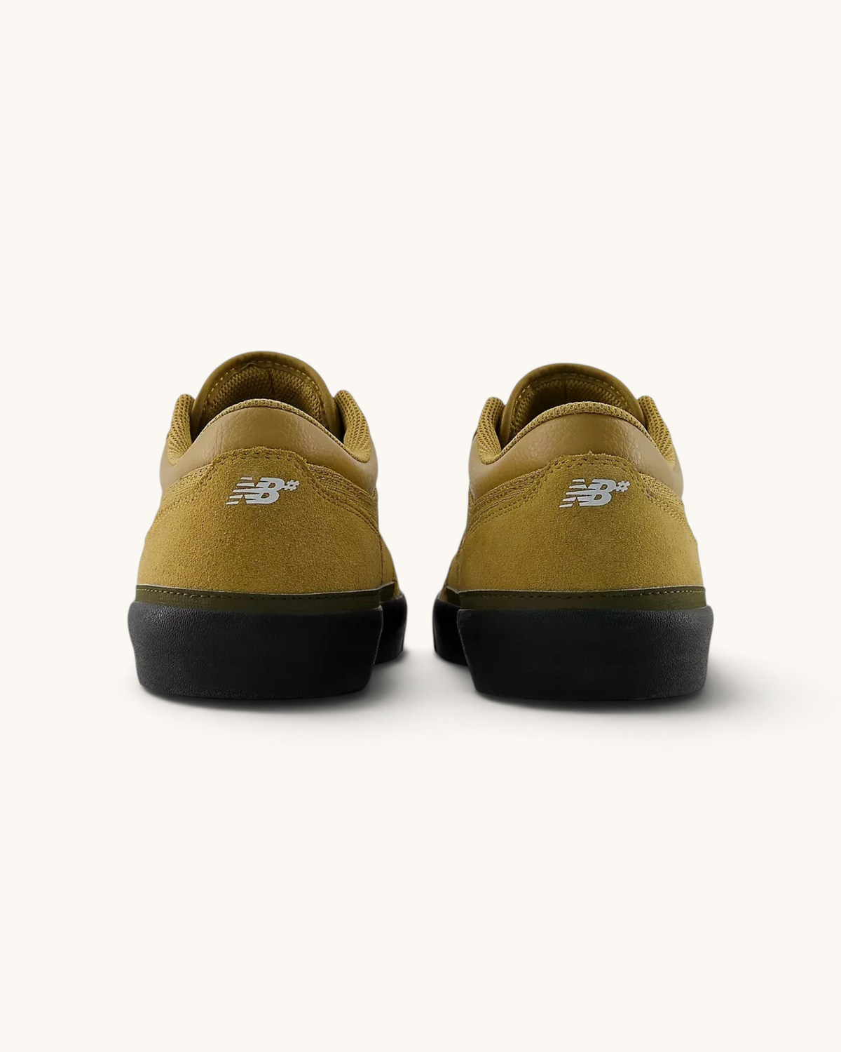 Vista trasera de zapatillas de skate FRIDAY.COM.CO New Balance Numeric 417 Franky Villani en color stucco y suela negra