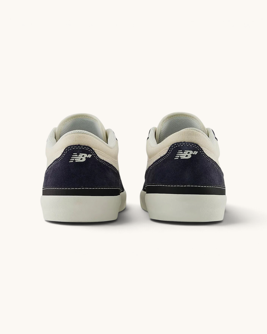 Vista trasera de las zapatillas de skate FRIDAY.COM.CO New Balance Numeric 417 Franky Villani en color eclipse y crema.
