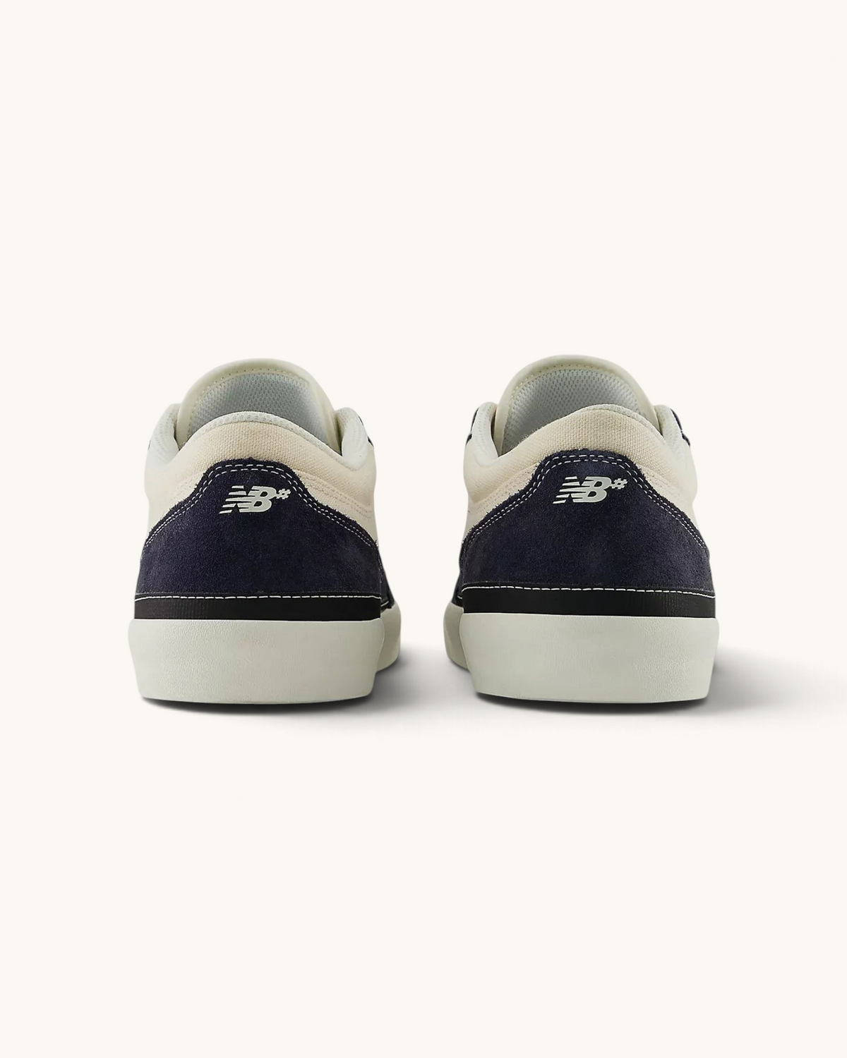 Vista trasera de las zapatillas de skate FRIDAY.COM.CO New Balance Numeric 417 Franky Villani en color eclipse y crema.