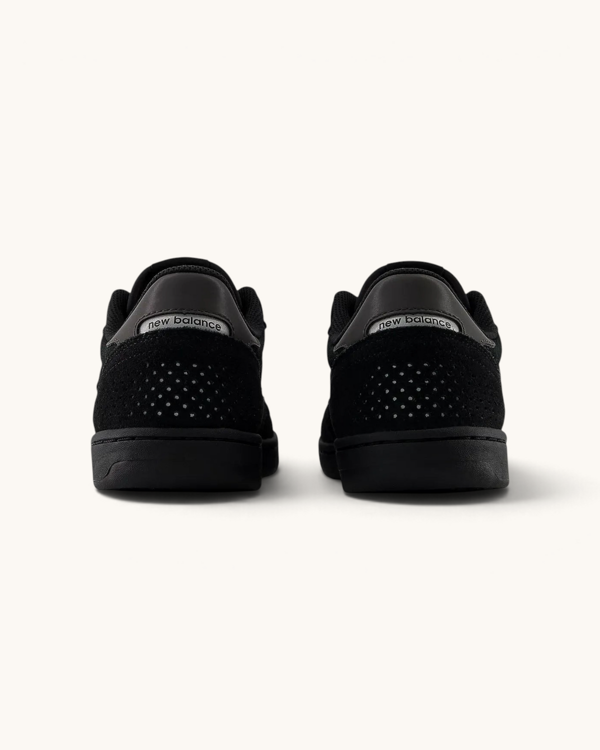 Vista trasera de los tenis FRIDAY.COM.CO New Balance Numeric 440v2 negros de ante y malla con detalle perforado