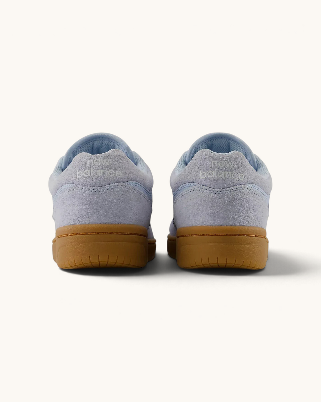 Vista trasera de los tenis FRIDAY.COM.CO New Balance Numeric 480 en gamuza azul Oxford con suela de goma color caramelo