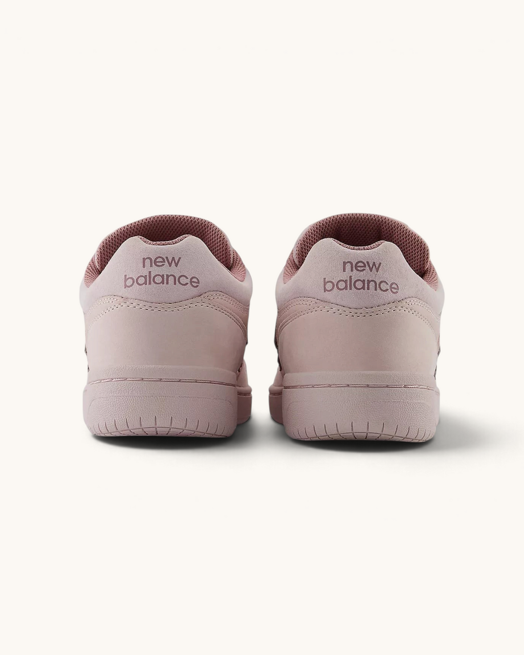 Vista trasera de los tenis FRIDAY.COM.CO New Balance Numeric 480 en color rosa, con diseño de skate y logo bordado.