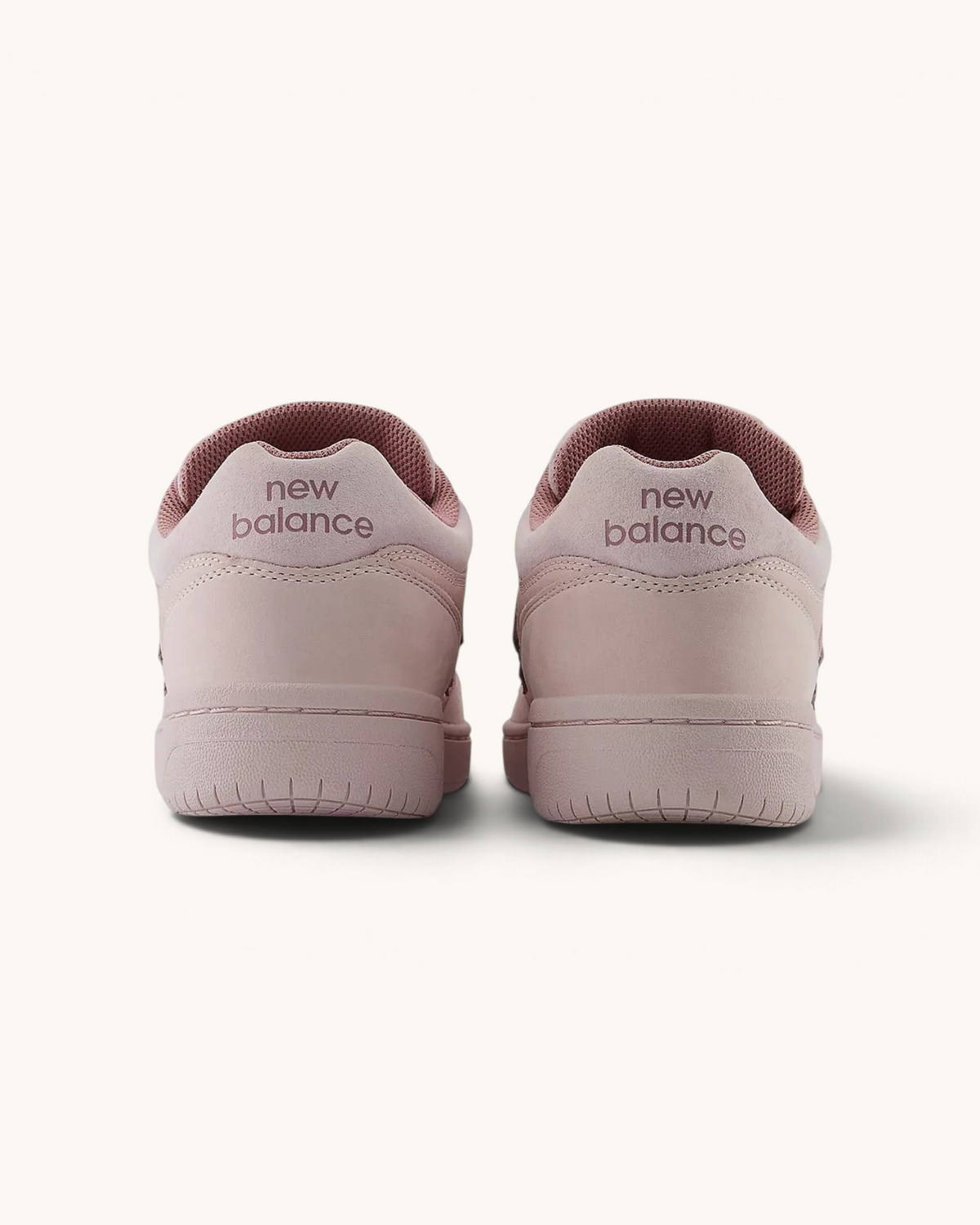 Vista trasera de los tenis FRIDAY.COM.CO New Balance Numeric 480 en color rosa, con diseño de skate y logo bordado.