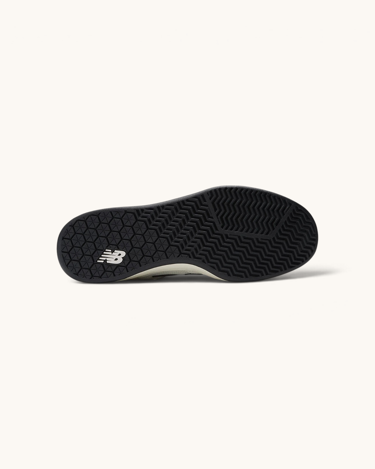 Suela de goma negra con tecnología NDurance de los tenis FRIDAY.COM.CO New Balance Numeric 440v2 en color sea salt