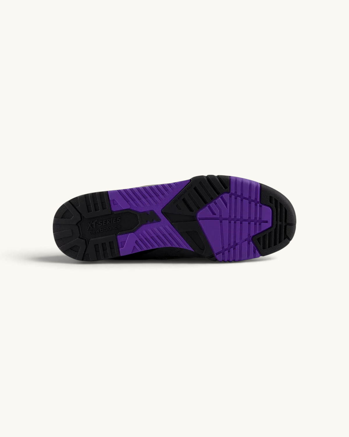 Suela de goma negra y morada de los tenis New Balance Numeric 770 de FRIDAY.COM.CO con diseño de tracción XT-Series