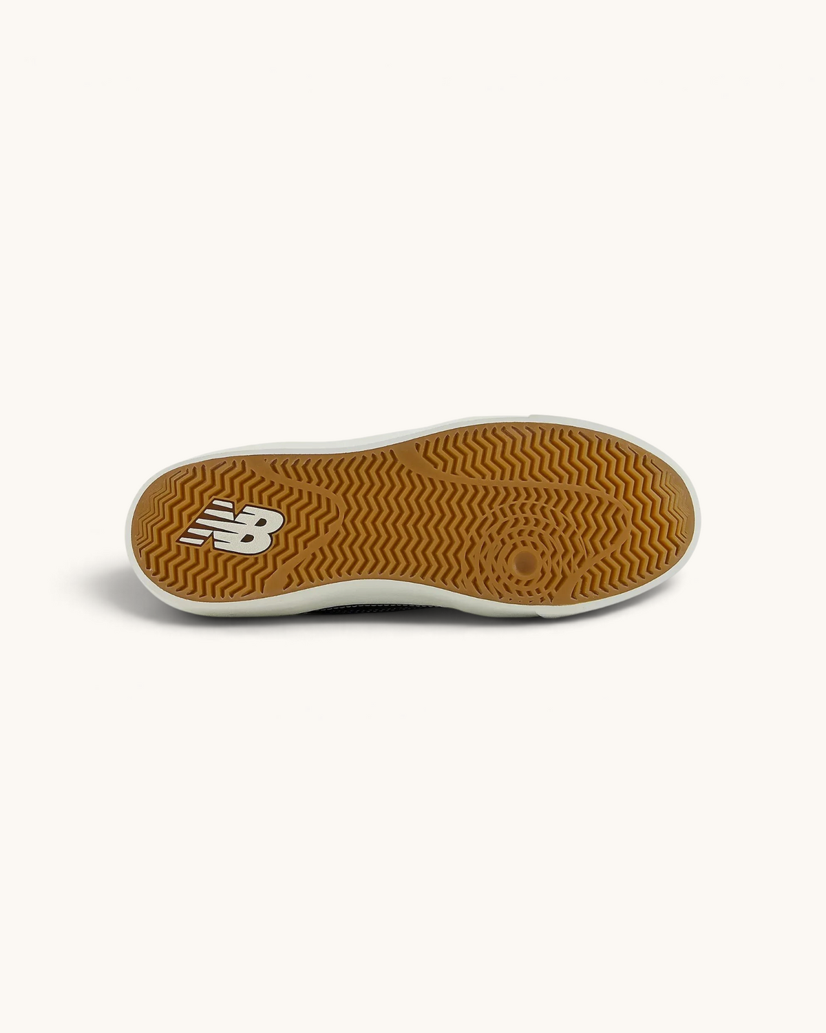 Suela de goma color caramelo con patrón de tracción de las zapatillas FRIDAY.COM.CO New Balance Numeric 417
