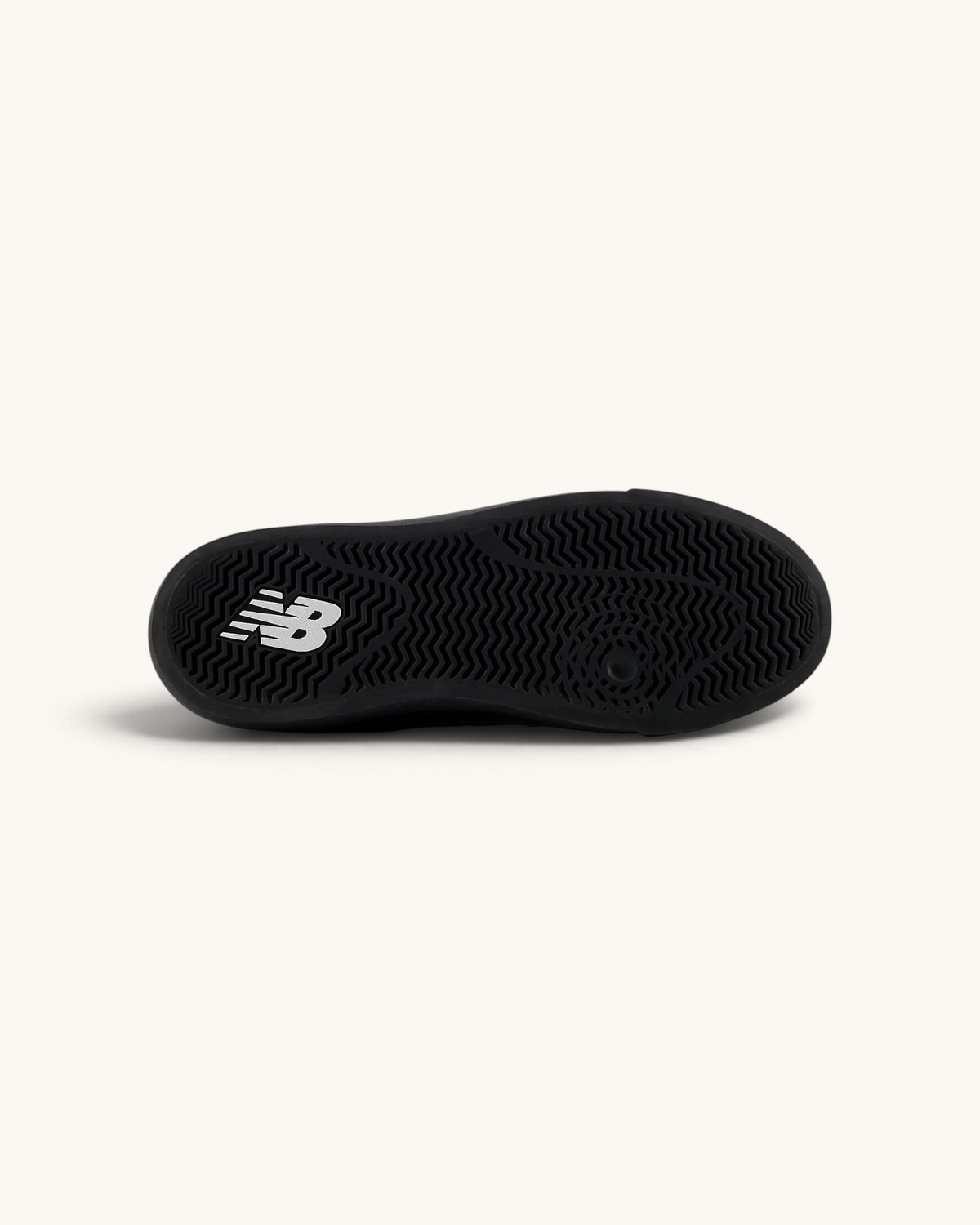 Suela negra de zapatillas de skate FRIDAY.COM.CO New Balance Numeric 417 con patrón de tracción y logo blanco